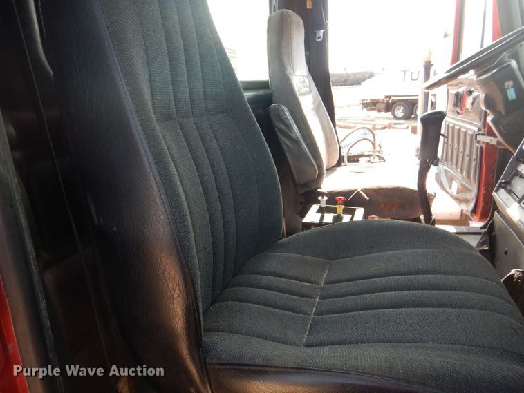 image for item DJ8969 2001 Mack CL713  semi truck