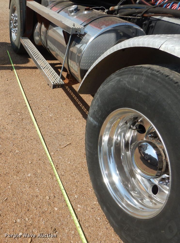 image for item DJ8969 2001 Mack CL713  semi truck