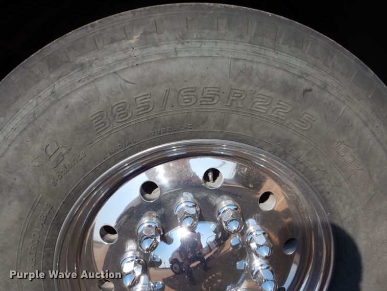 image for item DJ8969 2001 Mack CL713  semi truck