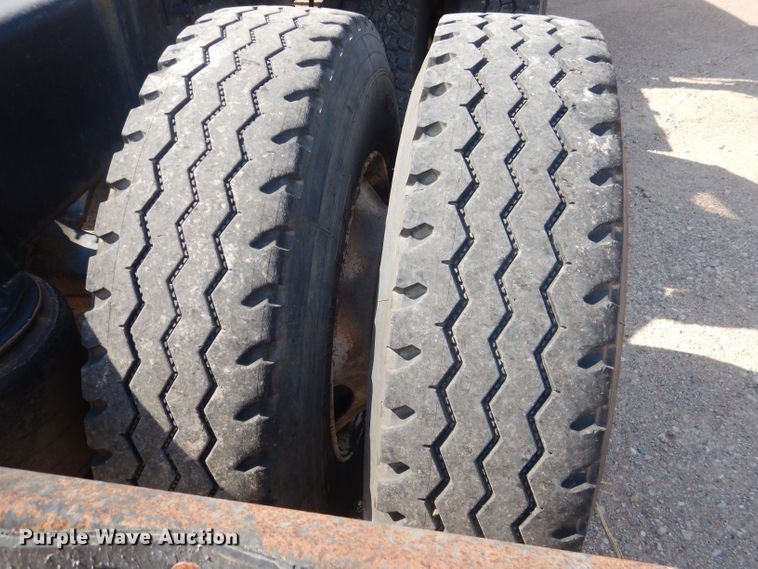 image for item DJ8969 2001 Mack CL713  semi truck