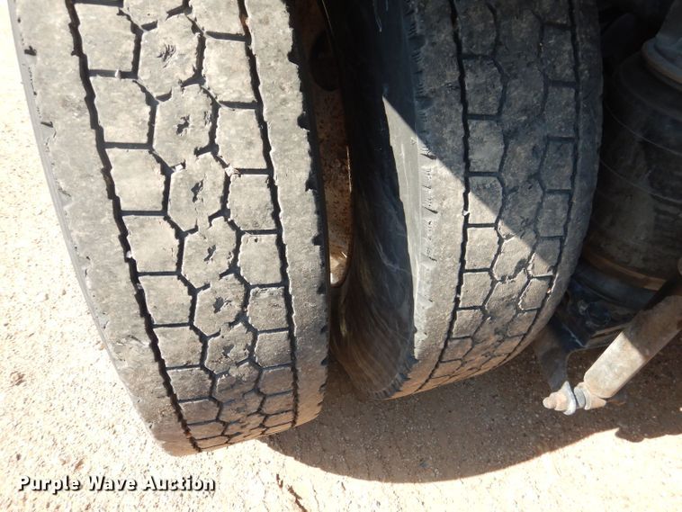 image for item DJ8969 2001 Mack CL713  semi truck