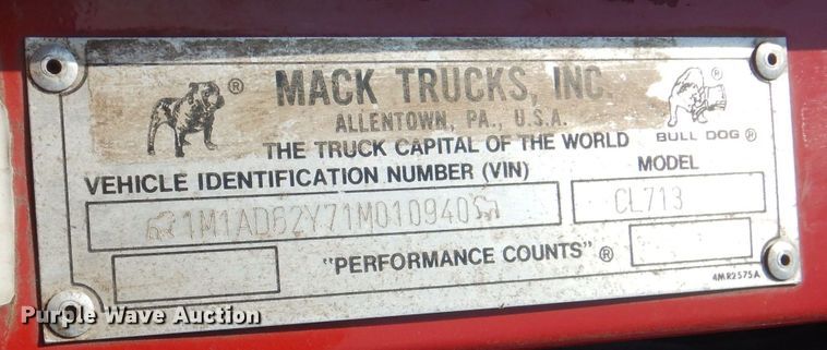 image for item DJ8969 2001 Mack CL713  semi truck