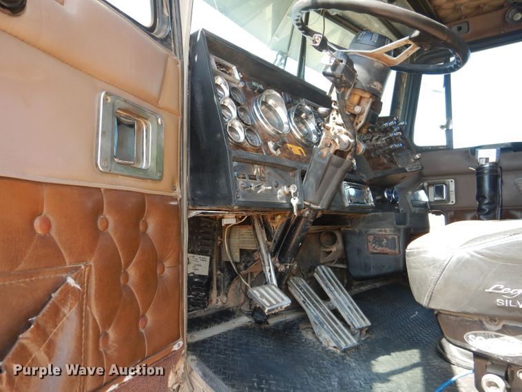 image for item DJ8972 1995 Kenworth W900B  semi truck