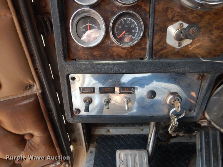 image for item DJ8972 1995 Kenworth W900B  semi truck