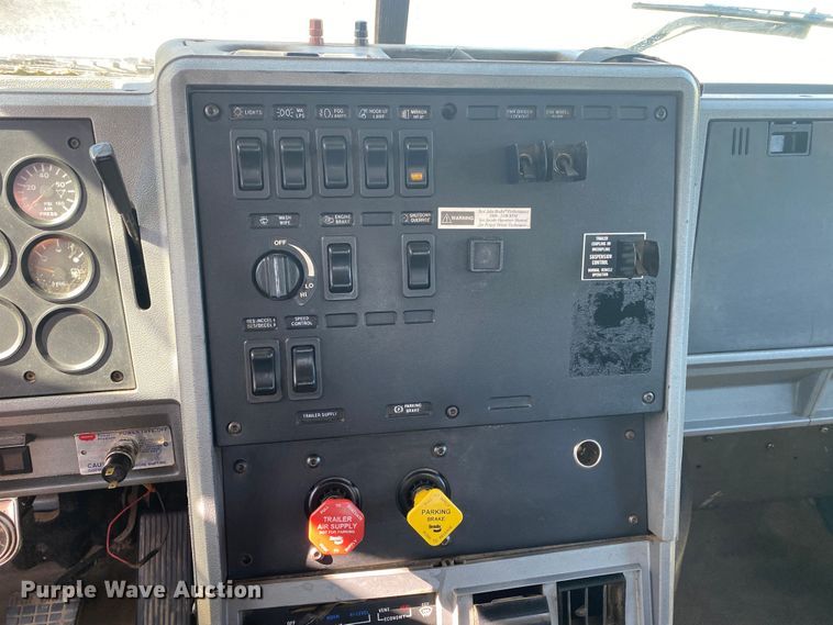 image for item DK6253 1998 Mack CH613  semi truck