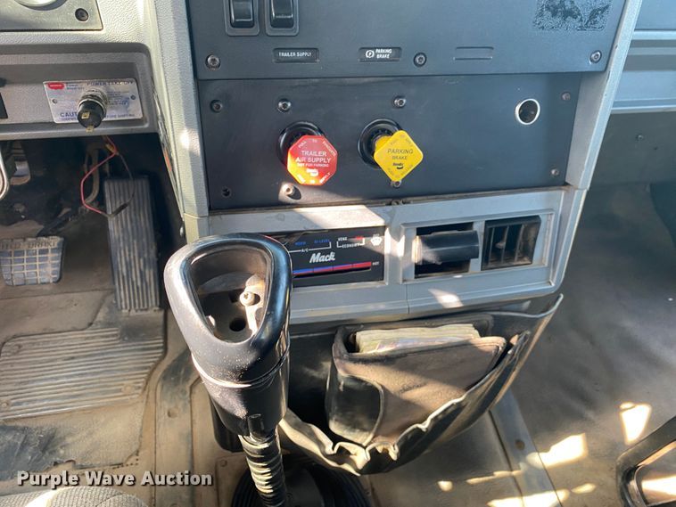 image for item DK6253 1998 Mack CH613  semi truck