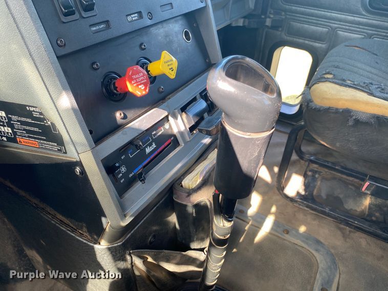 image for item DK6253 1998 Mack CH613  semi truck