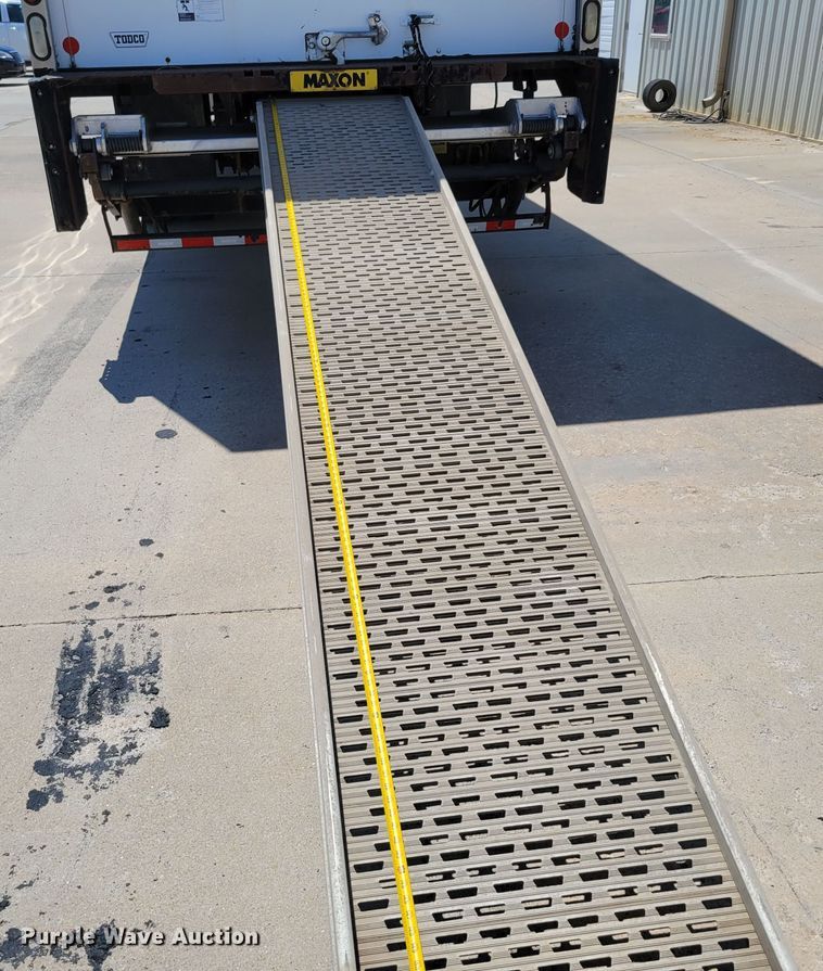 image for item DM2400 2012 International DuraStar 4300  box truck