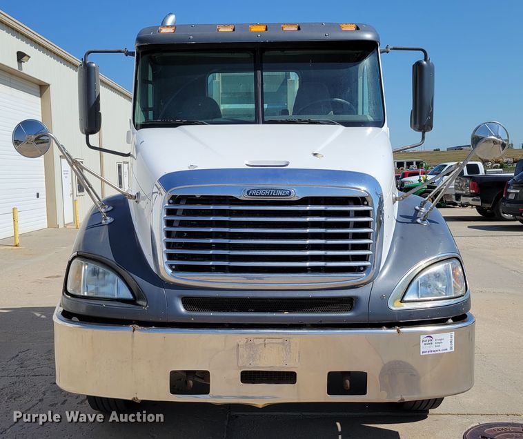 image for item DM2401 2003 Freightliner Columbia  semi truck