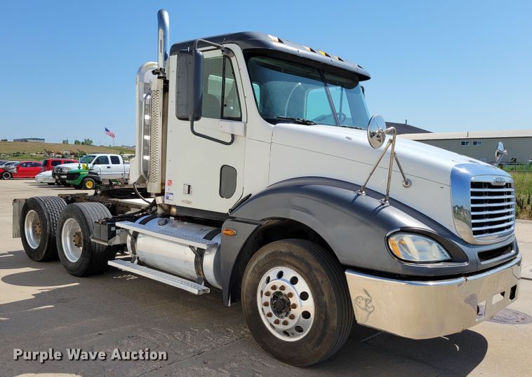 image for item DM2401 2003 Freightliner Columbia  semi truck