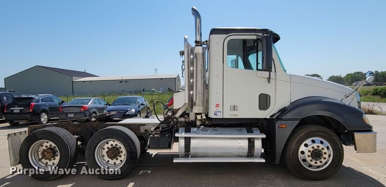 image for item DM2401 2003 Freightliner Columbia  semi truck