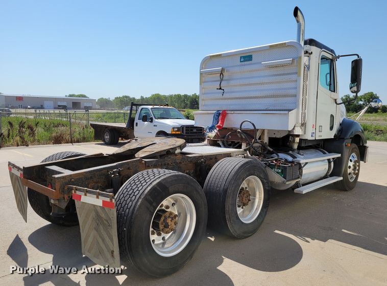 image for item DM2401 2003 Freightliner Columbia  semi truck