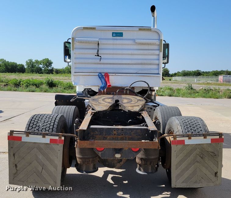 image for item DM2401 2003 Freightliner Columbia  semi truck