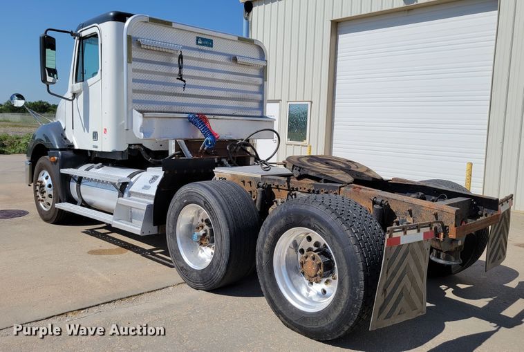 image for item DM2401 2003 Freightliner Columbia  semi truck