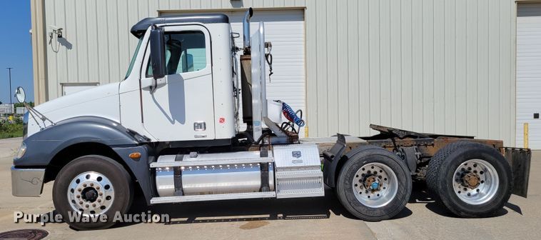 image for item DM2401 2003 Freightliner Columbia  semi truck