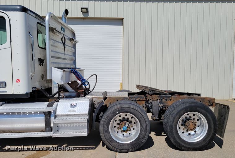 image for item DM2401 2003 Freightliner Columbia  semi truck