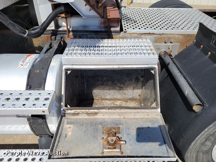 image for item DM2401 2003 Freightliner Columbia  semi truck