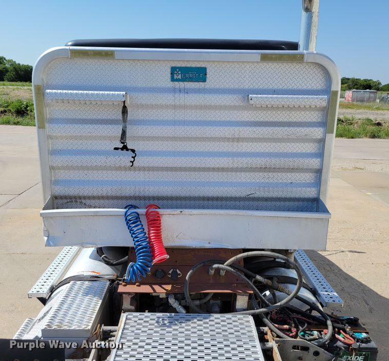 image for item DM2401 2003 Freightliner Columbia  semi truck