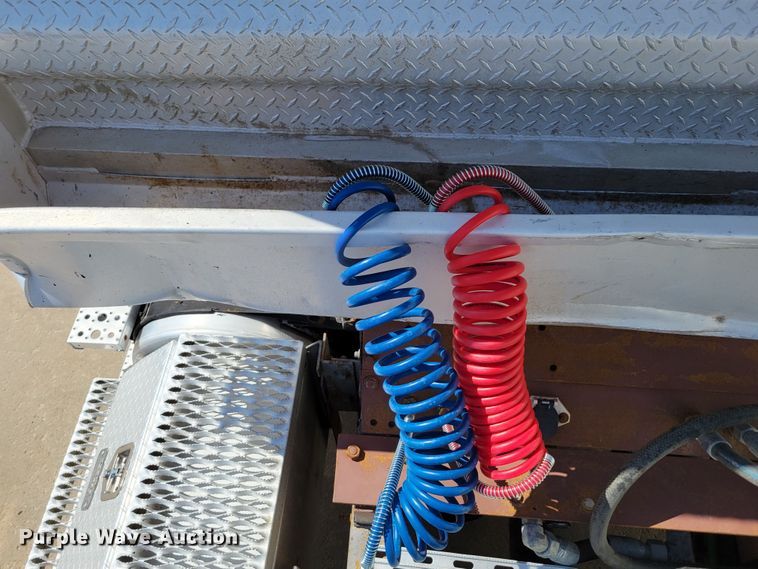 image for item DM2401 2003 Freightliner Columbia  semi truck