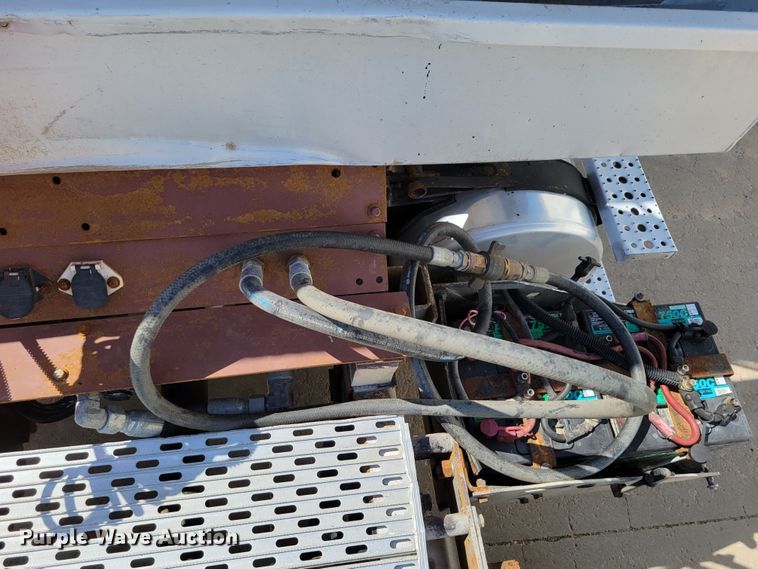 image for item DM2401 2003 Freightliner Columbia  semi truck