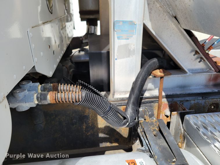 image for item DM2401 2003 Freightliner Columbia  semi truck