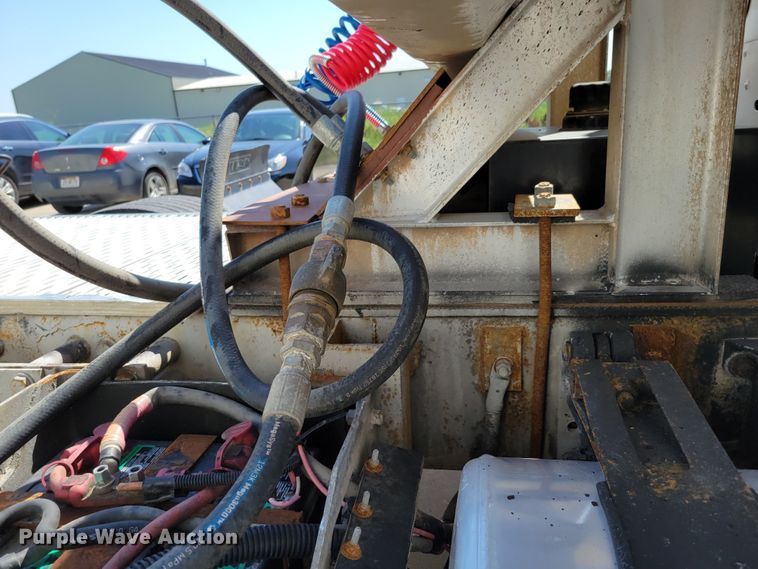 image for item DM2401 2003 Freightliner Columbia  semi truck