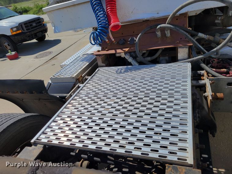 image for item DM2401 2003 Freightliner Columbia  semi truck