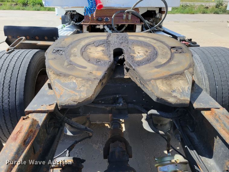 image for item DM2401 2003 Freightliner Columbia  semi truck