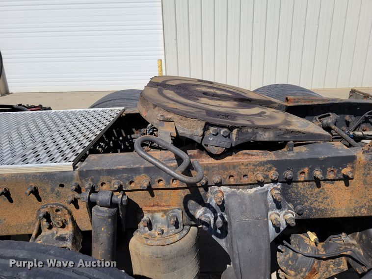 image for item DM2401 2003 Freightliner Columbia  semi truck