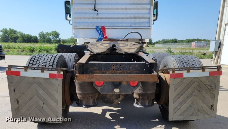 image for item DM2401 2003 Freightliner Columbia  semi truck