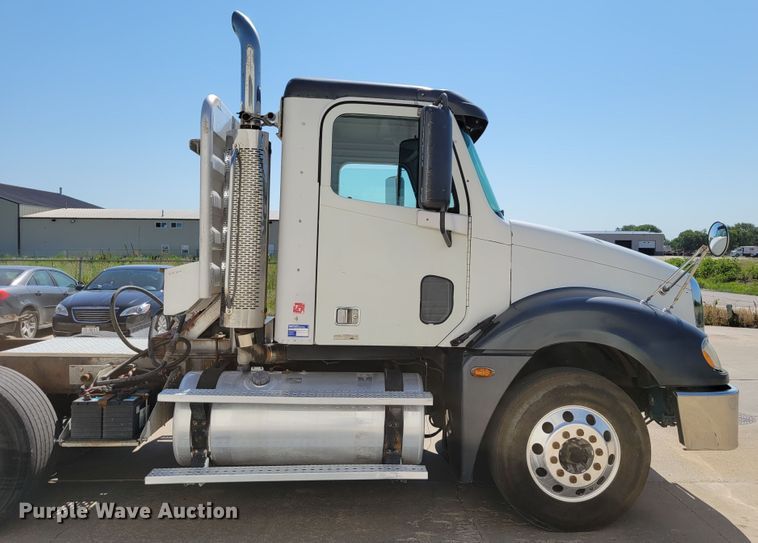 image for item DM2401 2003 Freightliner Columbia  semi truck