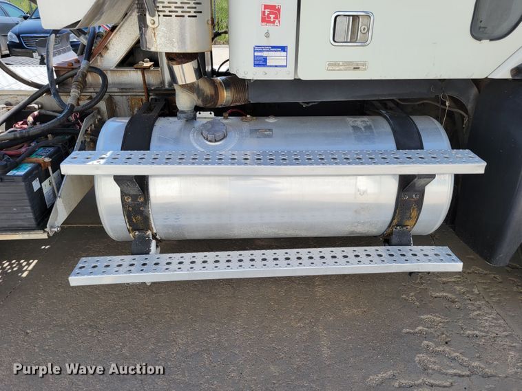 image for item DM2401 2003 Freightliner Columbia  semi truck