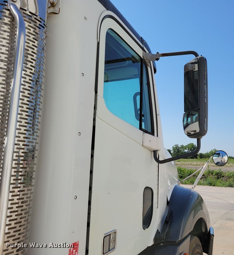 image for item DM2401 2003 Freightliner Columbia  semi truck