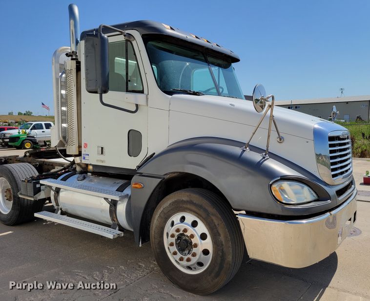 image for item DM2401 2003 Freightliner Columbia  semi truck