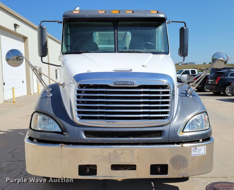 image for item DM2401 2003 Freightliner Columbia  semi truck