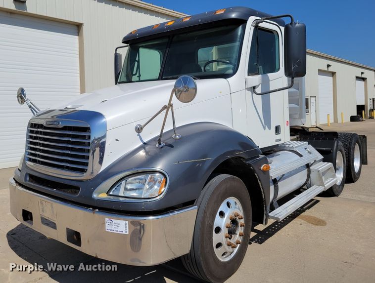 image for item DM2401 2003 Freightliner Columbia  semi truck