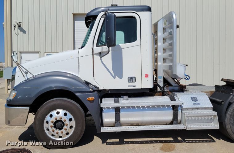 image for item DM2401 2003 Freightliner Columbia  semi truck