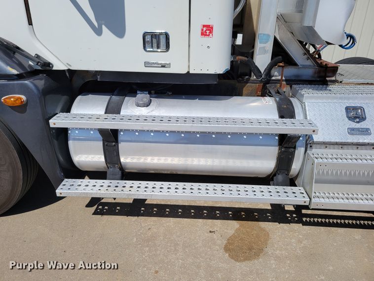 image for item DM2401 2003 Freightliner Columbia  semi truck