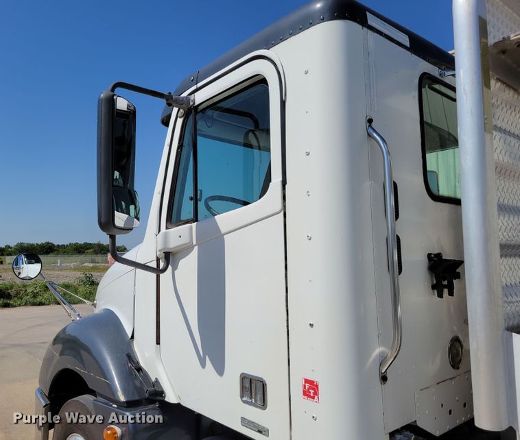 image for item DM2401 2003 Freightliner Columbia  semi truck