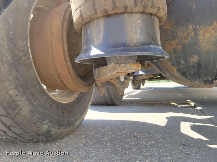 image for item DM2401 2003 Freightliner Columbia  semi truck