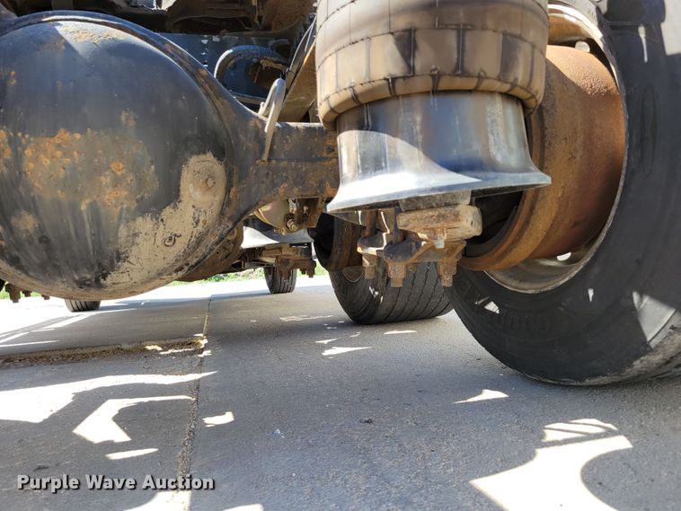 image for item DM2401 2003 Freightliner Columbia  semi truck