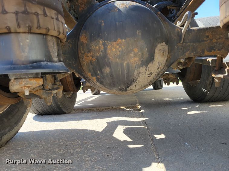 image for item DM2401 2003 Freightliner Columbia  semi truck