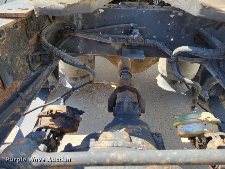 image for item DM2401 2003 Freightliner Columbia  semi truck