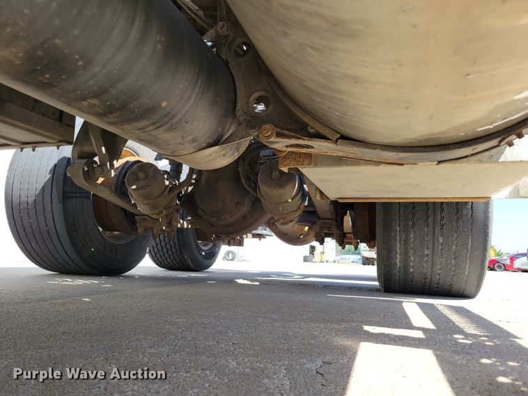 image for item DM2401 2003 Freightliner Columbia  semi truck