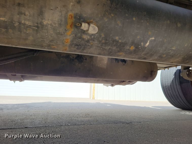 image for item DM2401 2003 Freightliner Columbia  semi truck