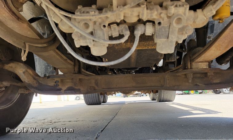 image for item DM2401 2003 Freightliner Columbia  semi truck