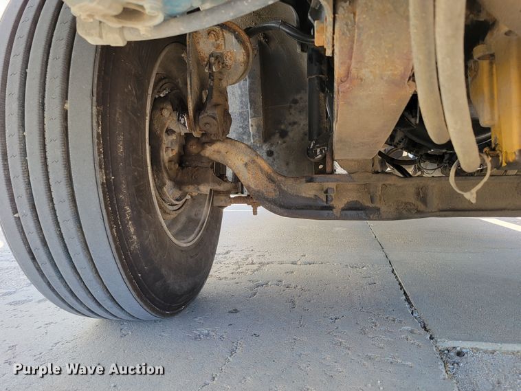 image for item DM2401 2003 Freightliner Columbia  semi truck