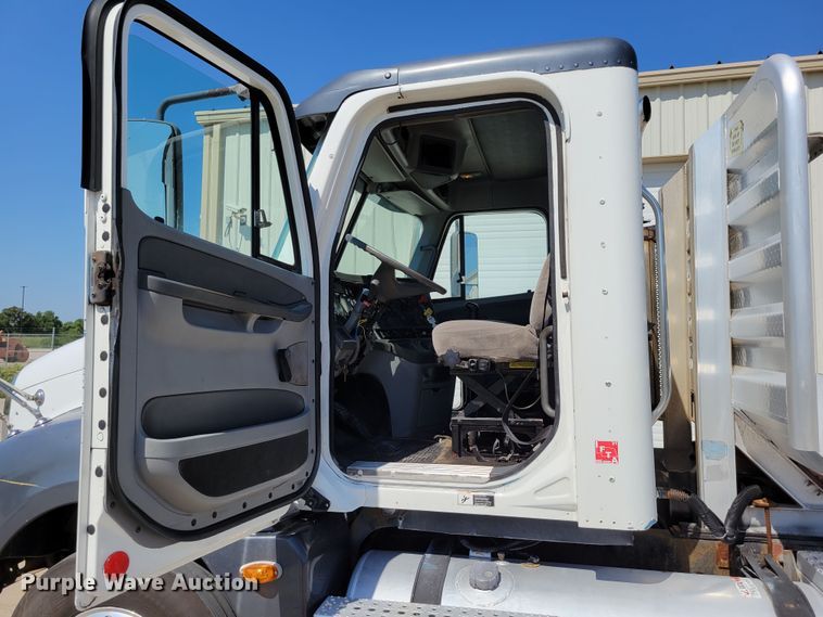 image for item DM2401 2003 Freightliner Columbia  semi truck