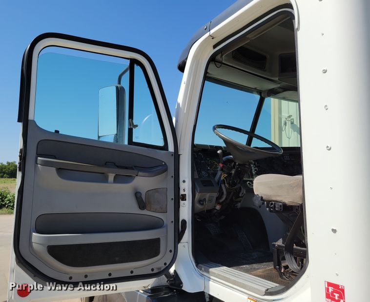 image for item DM2401 2003 Freightliner Columbia  semi truck