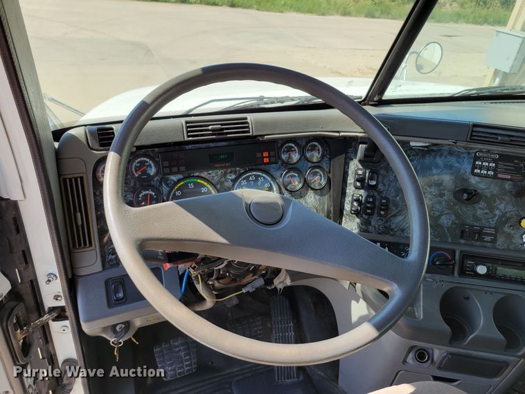 image for item DM2401 2003 Freightliner Columbia  semi truck